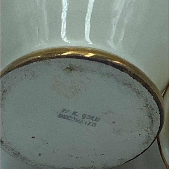 Small Rose Covered Jar with Gold Trim - Picture 8 of 8